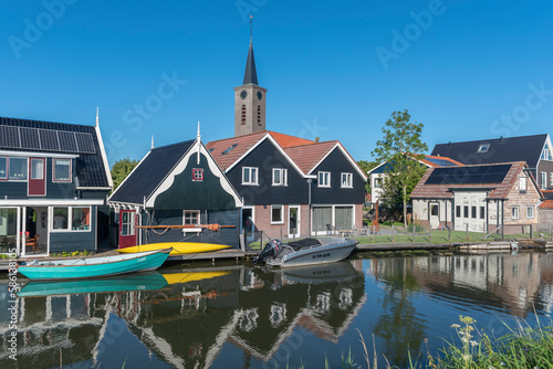 Dorfansicht am Schermerdijk in Ursem. Provinz Nordholland in den Niederlanden