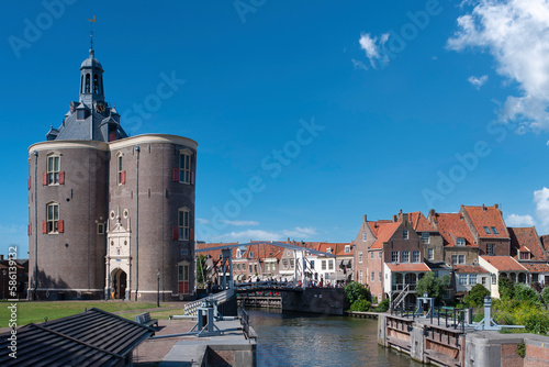 Stadtbild mit dem ehemaligen Wehrturm Dromedaris und der Einfahrt zum Alten Hafen in Enkhuizen. Provinz Nordholland in den Niederlanden