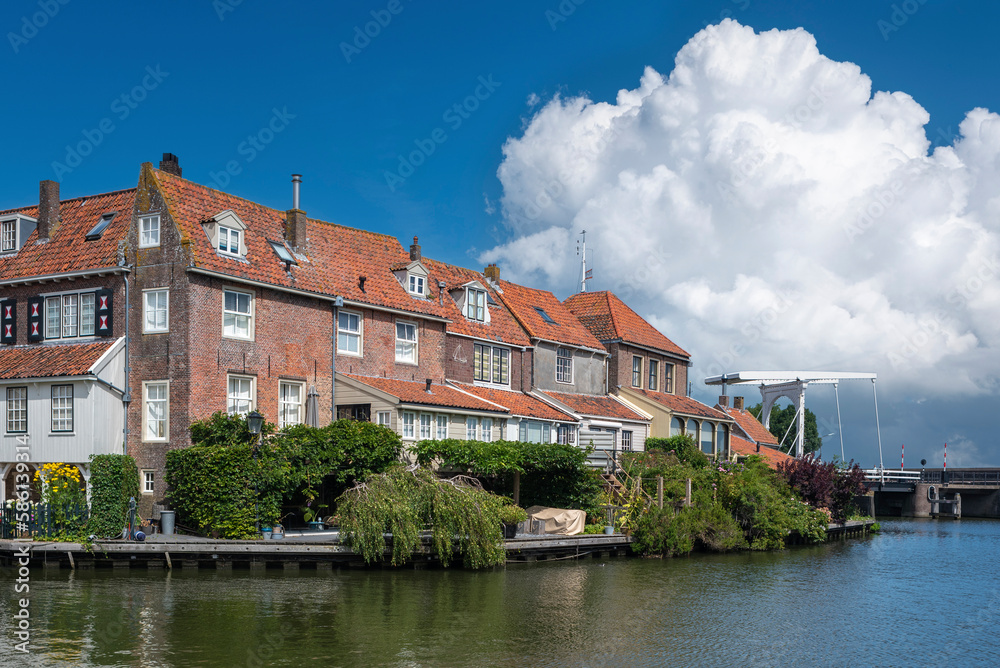 Fototapeta premium Historische Altstadt beim Alten Hafen in Enkhuizen. Provinz Nordholland in den Niederlanden