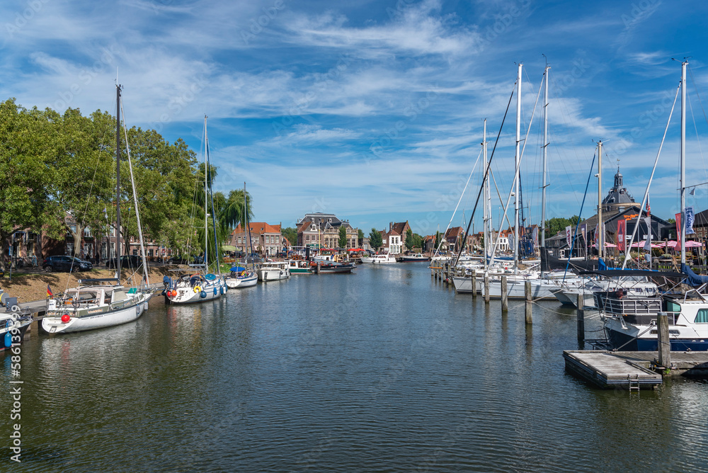 Der Alte Hafen in Enkhuizen. Provinz Nordholland in den Niederlanden