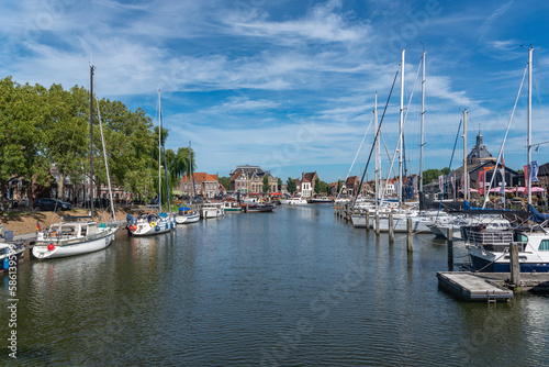 Der Alte Hafen in Enkhuizen. Provinz Nordholland in den Niederlanden