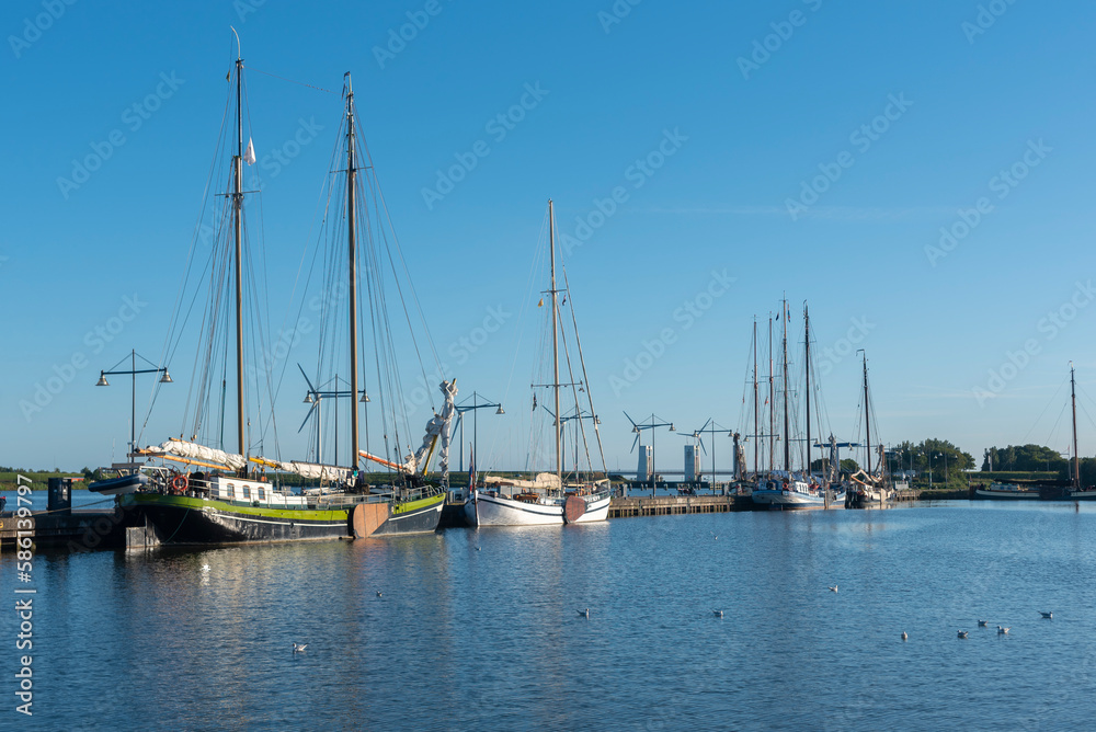 Historische Segelschiffe beim Krabbershaven, im Hintergrund die Schleuse Krabbersgat in Enkhuizen. Provinz Nordholland in den Niederlanden