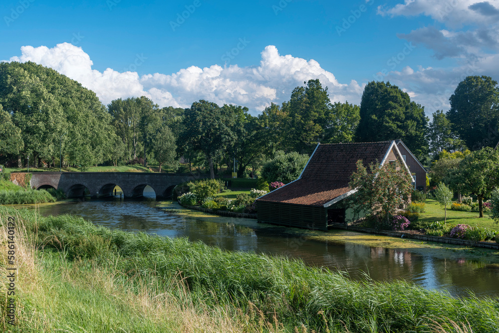 Landschaft beim historischen Stadttor Koepoort in Enkhuizen. Provinz Nordholland in den Niederlanden
