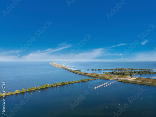 Luftaufnahme mit dem Markerwaarddijk zwischen Markermeer und IJsselmeer bei Enkhuizen. Nordholland in den Niederlanden