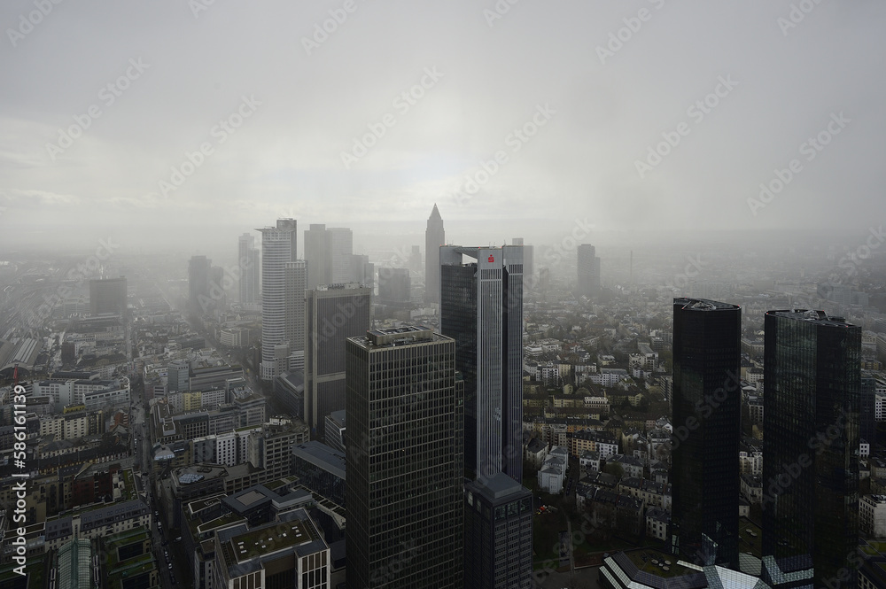 Fototapeta premium Spaziergang durch Frankfurt bei stürmischem und regenrischem Wetter. Eigentlich wollten wir in die Ausstellung Van Gogh Alive, aber die war schon wegen Überfüllung geschlossen.