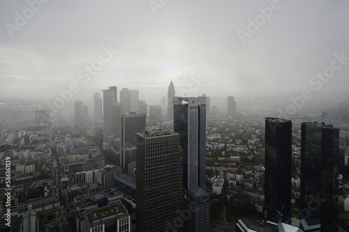 Spaziergang durch Frankfurt bei st  rmischem und regenrischem Wetter. Eigentlich wollten wir in die Ausstellung Van Gogh Alive  aber die war schon wegen   berf  llung geschlossen.