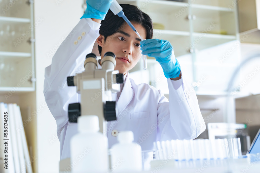 研究室で実験する研究者 研究室で実験する研究者