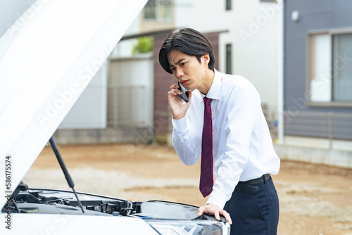 車が故障して電話連絡する男性 photo