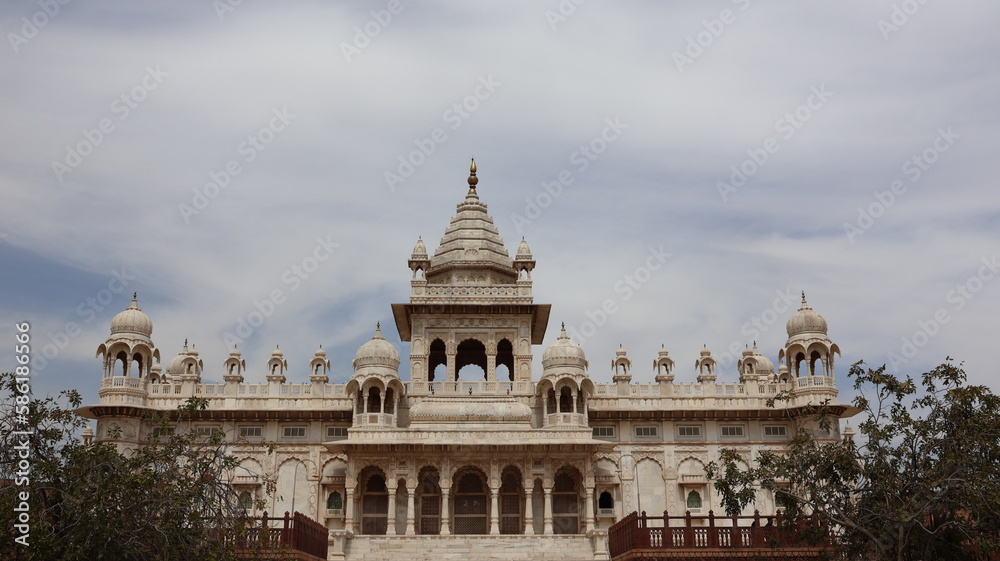 Obraz premium Jodhpur, Rajasthan, India 2nd March 2023: The Jaswant Thada is a cenotaph located in the blue city Jodhpur, Rajasthan. Visuals of beautiful Rajasthan Heritage. Used by Rajputs of marwar for cremation