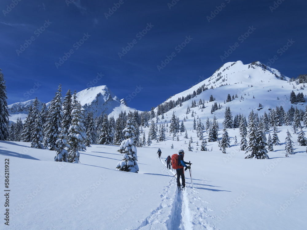 ski de randonnée et alpinisme dans les alpes sous la neige dans la montagne en hiver