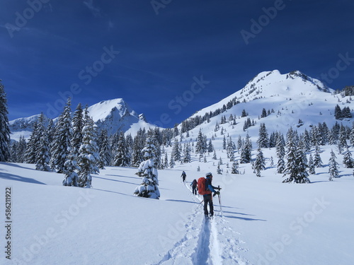 ski de randonnée et alpinisme dans les alpes sous la neige dans la montagne en hiver