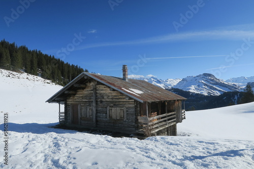 refuge cabane en bois de montagne en hiver dans la neige, abri cocon en Savoie dans les Alpes © Ourson+
