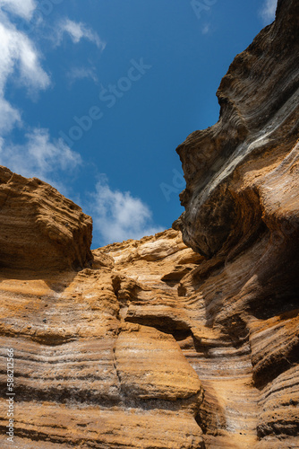 Formaciones de roca amarilla en tenerife junto a el mar azul montaña amarilla