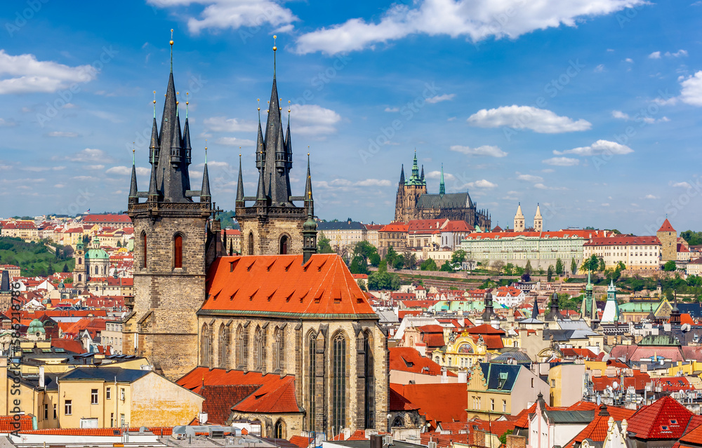 Obraz premium Church of Our Lady before Tyn with Prague Castle at background, Czech Republic