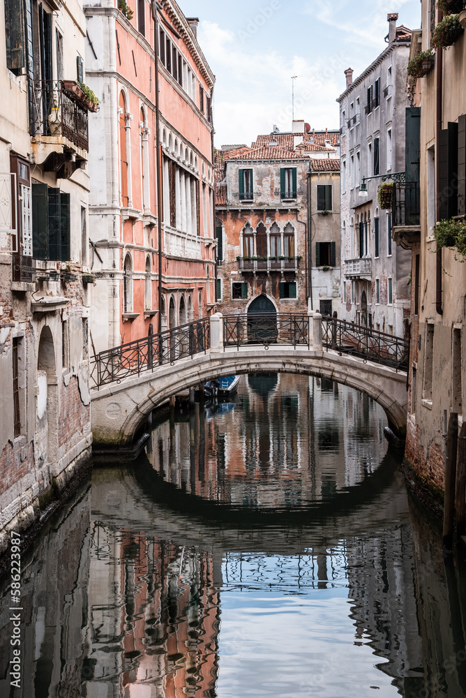 Alte Häuser, Steinbrücke und Kanal in Venedig, Hochformat