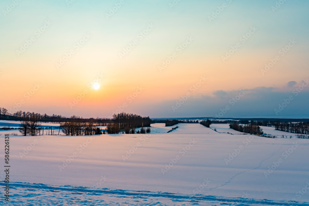 【北海道】知床斜里の雪原の夕景