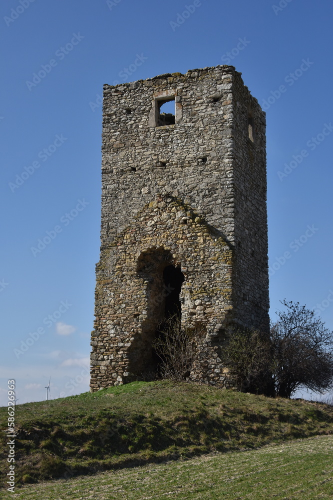 Ruine Heidenturm bei Kittsee, Burgenland, Österreich, 16.03.2023