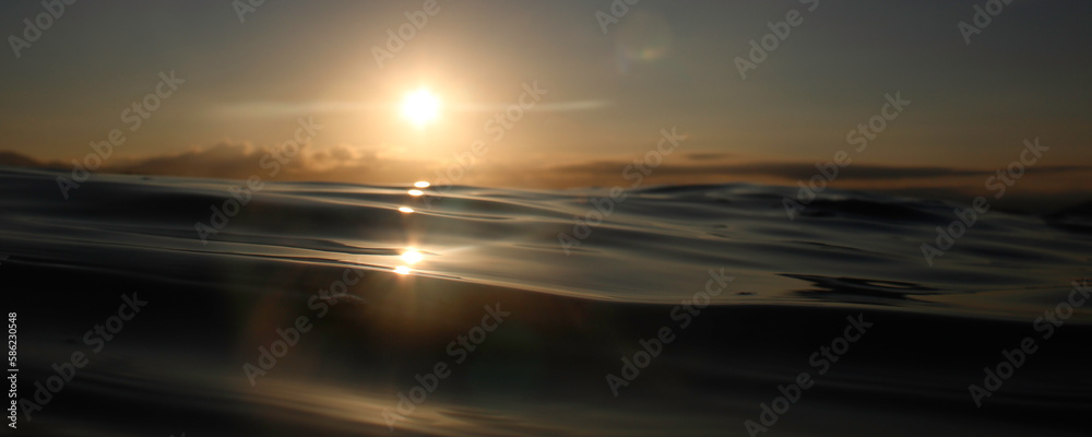 Por do sol no mar com ondas e reflexos 