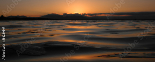 Por do sol no mar com ondas e reflexos 