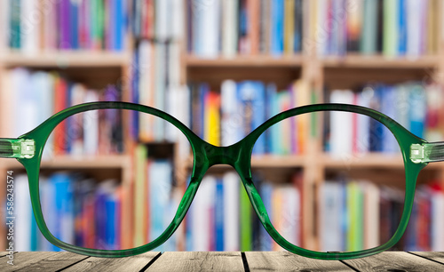 Brille mit vor Unscharfem Bücherregal