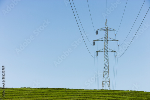 Starkstrommast vor einem Grünen Feld
