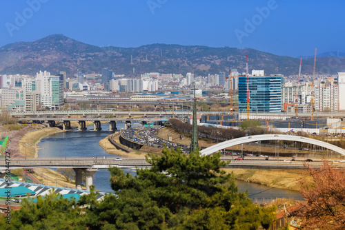 Spring of Seoul scenery, Eungbong Bridge, Seongdong Bridge, Traffic jam of Dongbu Expressway, skyline of many buildings and mountains (응봉교, 성동교, 동부간선도로)