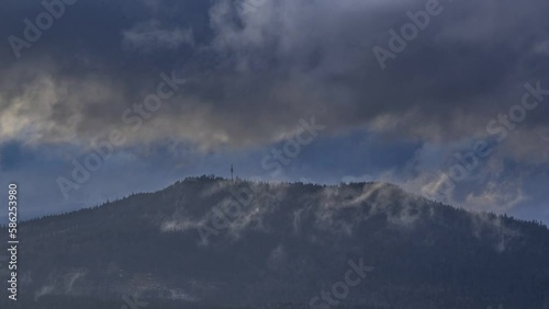 Wolkenzug und Nebel über der Kösseine im Fichtelgebirge