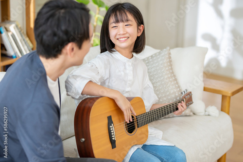 ギターを弾く女の子