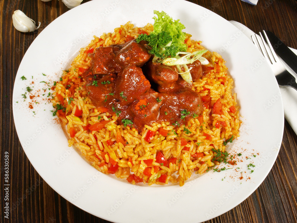 Paprikagulasch - Gulasch mit Paprika auf Reis Paprikagulasch - Gulasch mit Paprika auf Reis