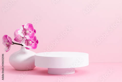 Fotografia White round podium pedestal cosmetic beauty product goods branding design presen