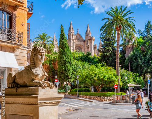 Foto Sphinx statue on Passeig del Born street with Cathedral at background, Palma de