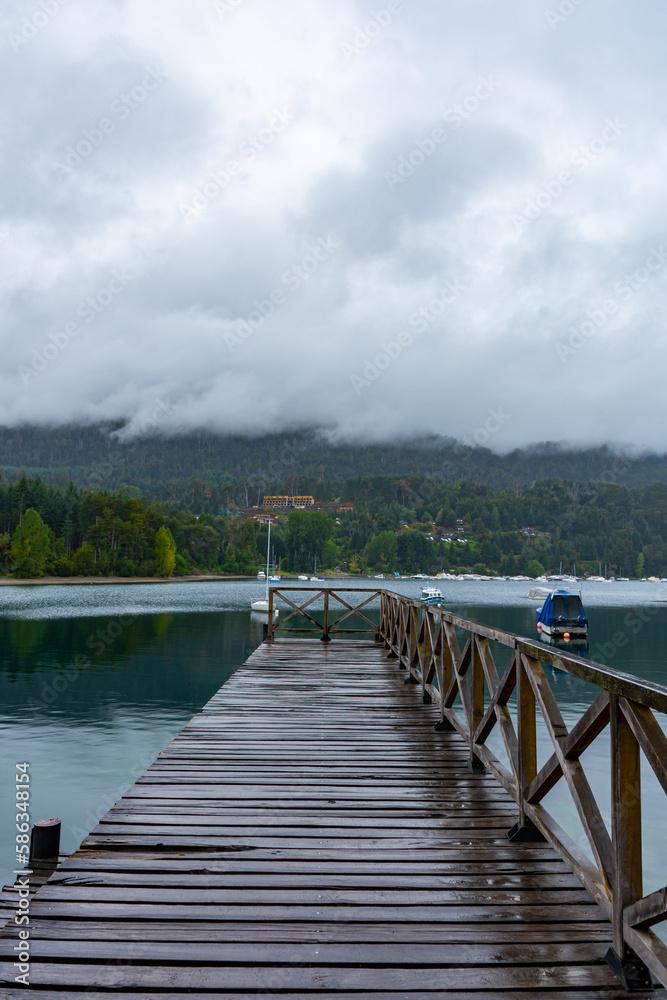 Naklejka premium wooden pier on the lake