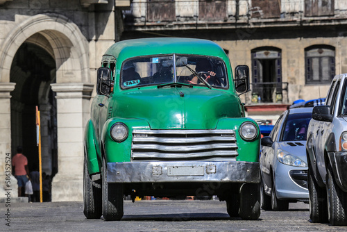 Wunderschöner grüner Oldtimer auf Kuba (Karibik)