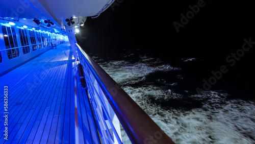 Φωτογραφία Night on the starboard of a cruise ship