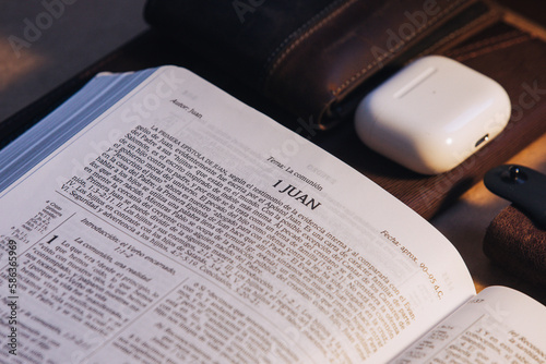 Libro de Primera Epístola del Apóstol Juan en la biblia	