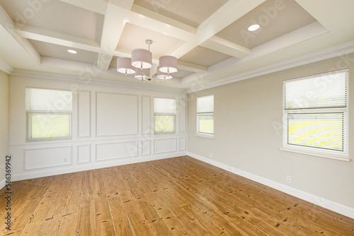 Fotografía Beautiful Tan Custom Master Bedroom Complete with Entire Wainscoting Wall, Fresh