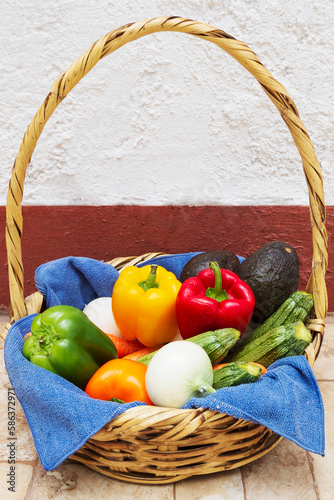 Colorida variedad de vegetales frescos en una canasta
