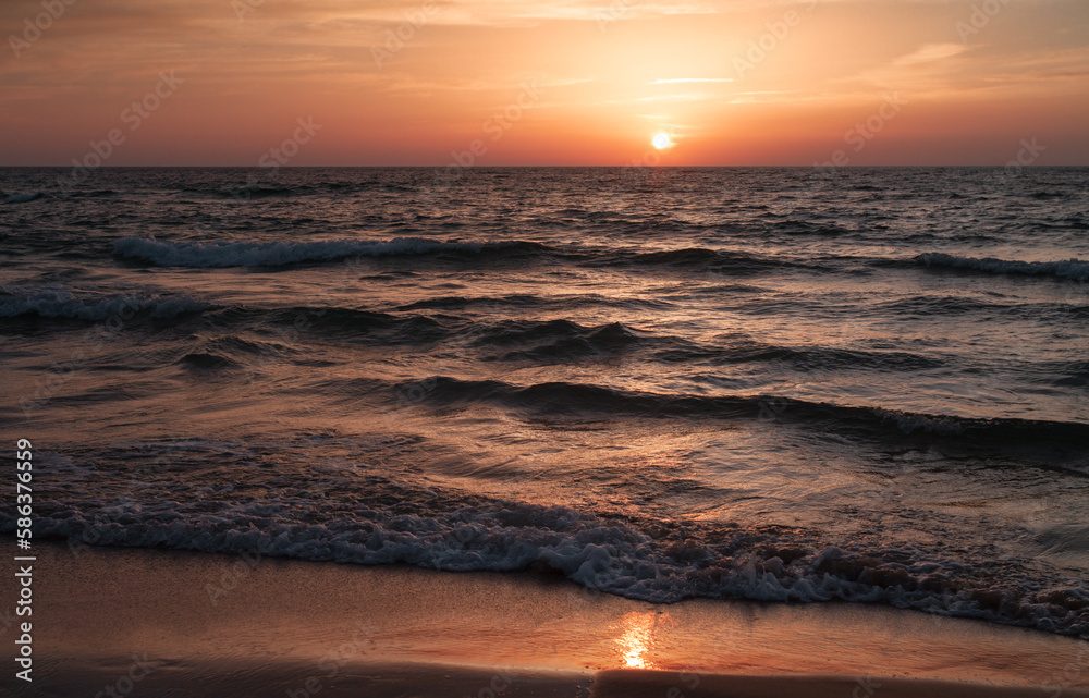 Fototapeta premium Sunset over the sea shore