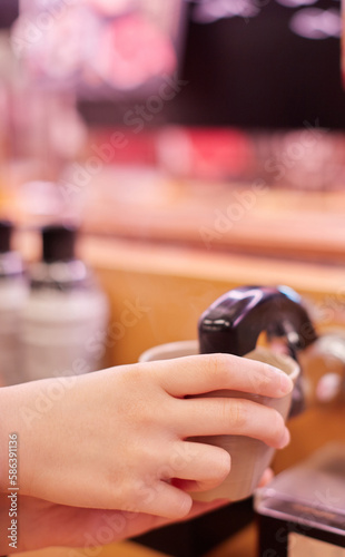 回転寿司の店でお茶を飲む子供の手元の写真