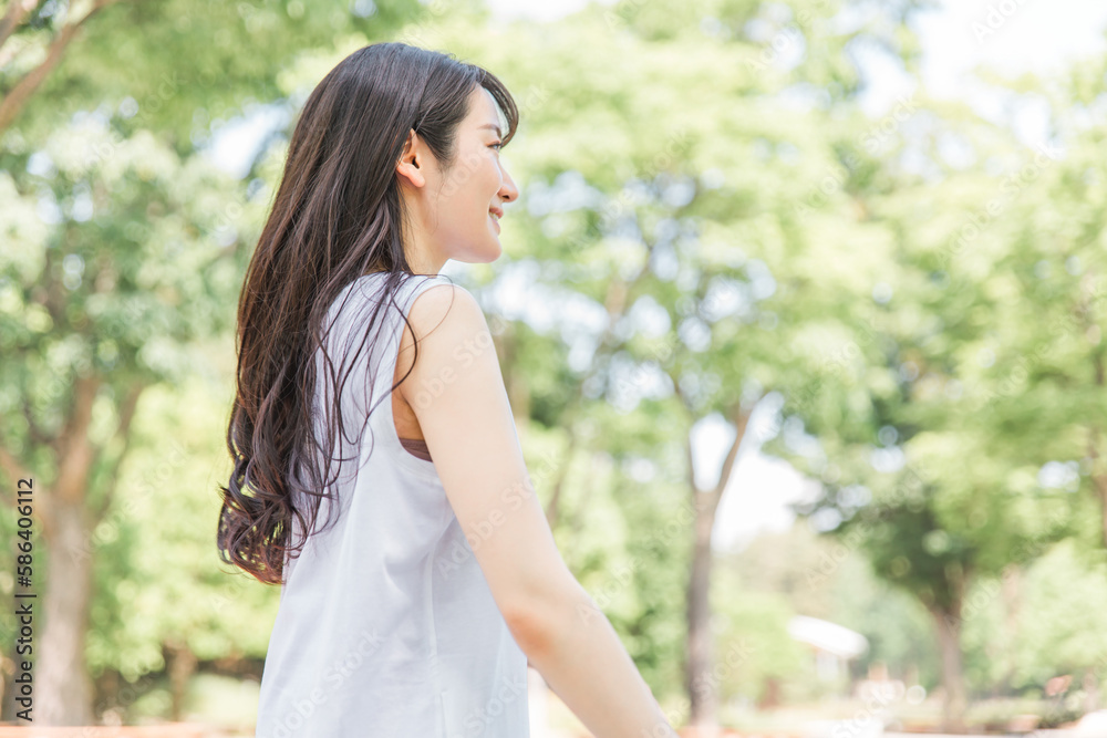 新緑の公園を散歩する黒髪ロングヘアーの女性の横顔(シャンプー・トリートメント)
新緑の公園を散歩する黒髪ロングヘアーの女性の横顔(シャンプー・トリートメント)