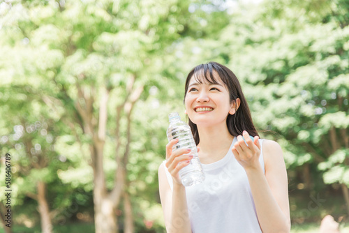 Wallpaper Mural 新緑の中で水分補給をする女性
 Torontodigital.ca