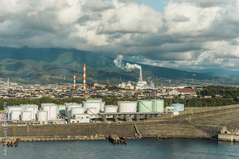 港湾と工場と雲