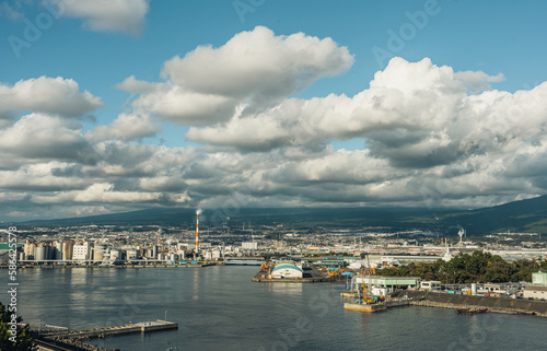 工場と港湾と雲