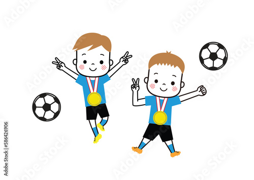 金メダルをもらって大喜びしているサッカー少年たち