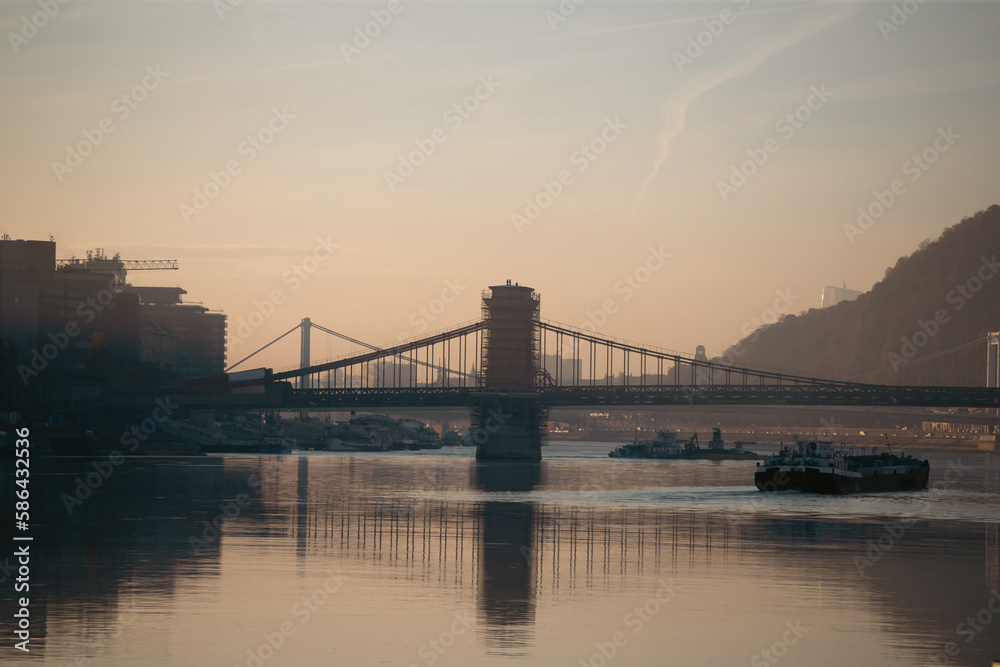 Fototapeta premium Chain Bridge in magic sunrise, Budapest, Hungary.