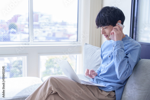 スマートフォンで話すビジネスパーソン