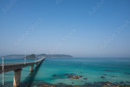 角島大橋を望む　鮮やかな海の色 © eddiemgg