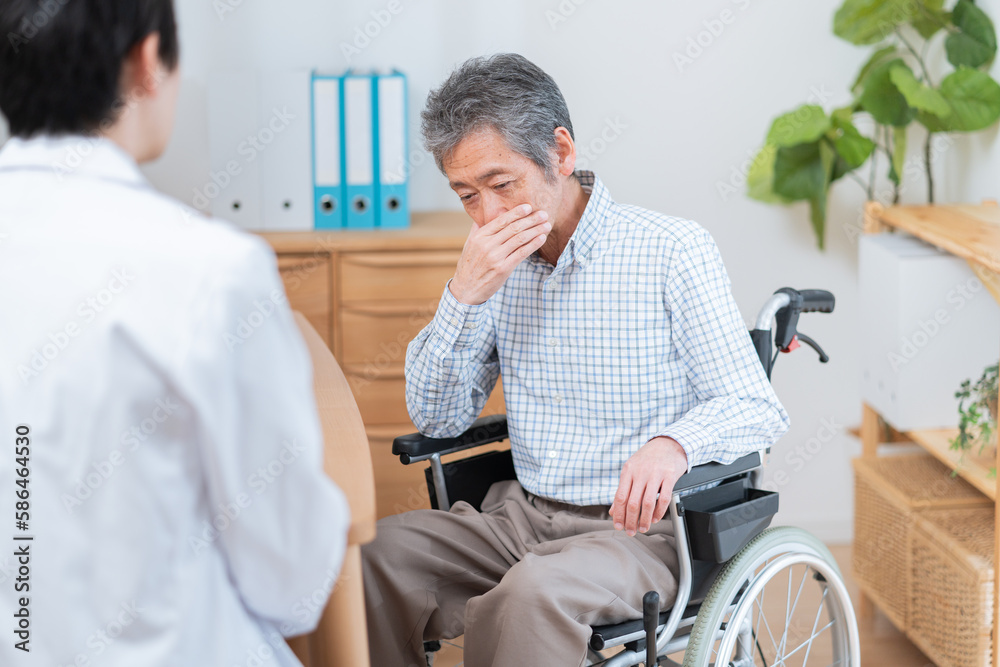 医者と話す高齢の患者(車椅子・介護) 医者と話す高齢の患者(車椅子・介護)