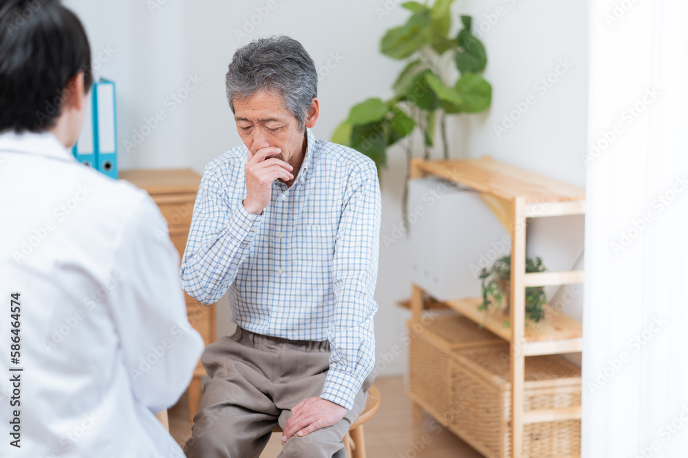 医者と話す高齢の患者 医者と話す高齢の患者