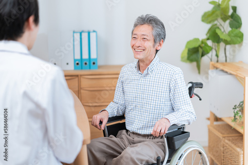 医者と話す高齢の患者（車椅子・介護） photo